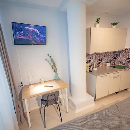 Cozy Small In A Heart Of Kunderi Street 아파트 *